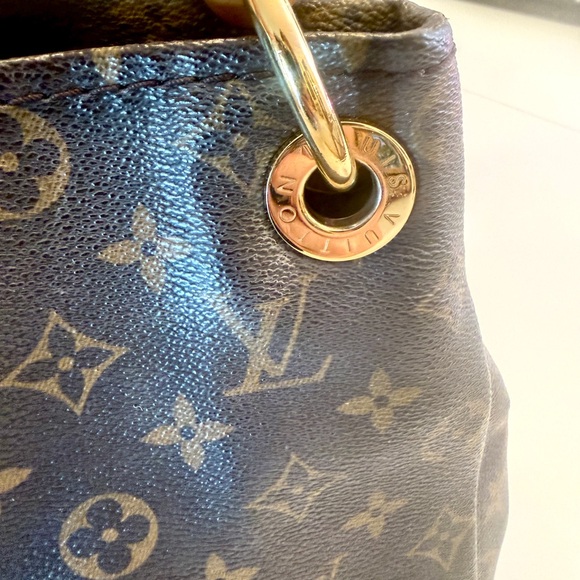 Louis Vuitton Monogram Artsy MM Shoulder Bag with Gold Accents - Picture 11 of 11